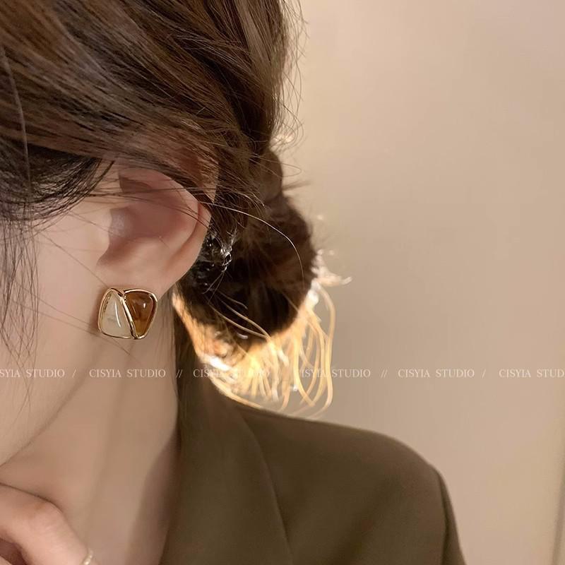 Autumn/Winter 2025 Retro French Brown Heart Stud Earrings - High-End Women's Jewelry