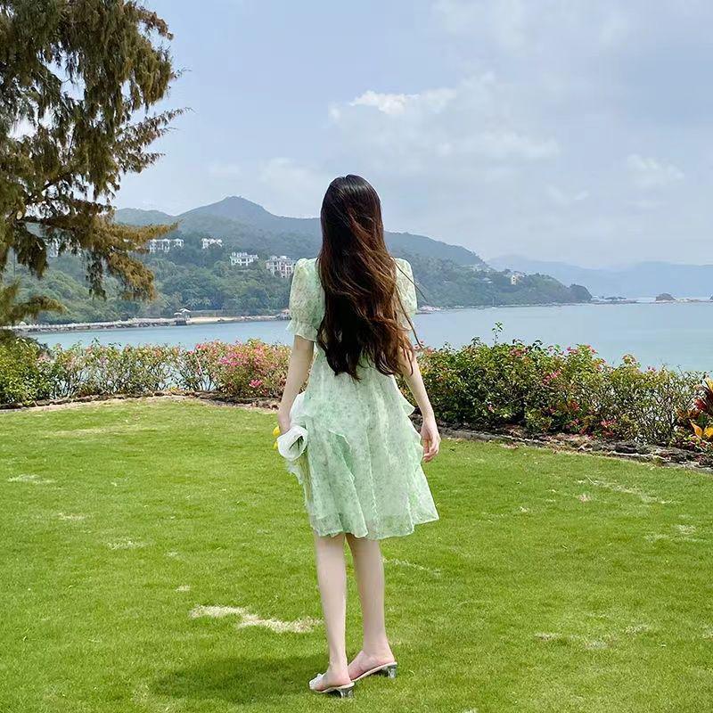 Elegantes kleines grünes Blumen-Chiffonkleid mit Rüschen-Taille für Sommer-Strandurlaube (Kollektion 2025)