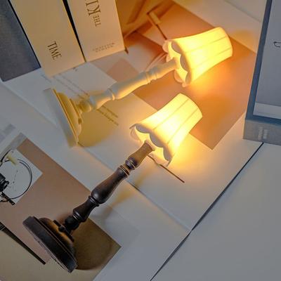 Malá vintage stolní lampa, dekorace, lehké ambientní osvětlení, světlo pro domácí ložnici
