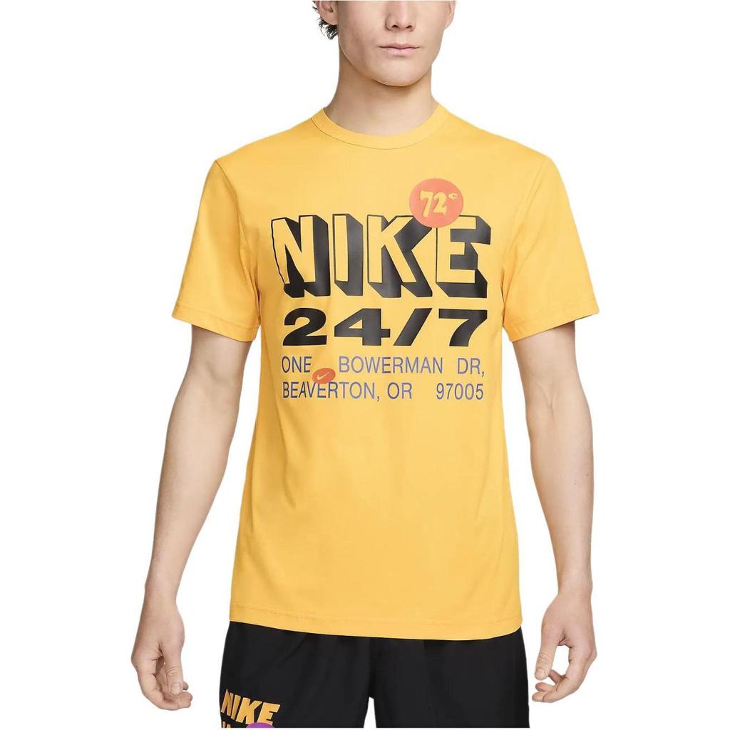 Nike Camiseta de Manga Corta con Cuello Redondo y Estampado de Letras con Bajo Recto para Hombre Amarillo FN3989-717