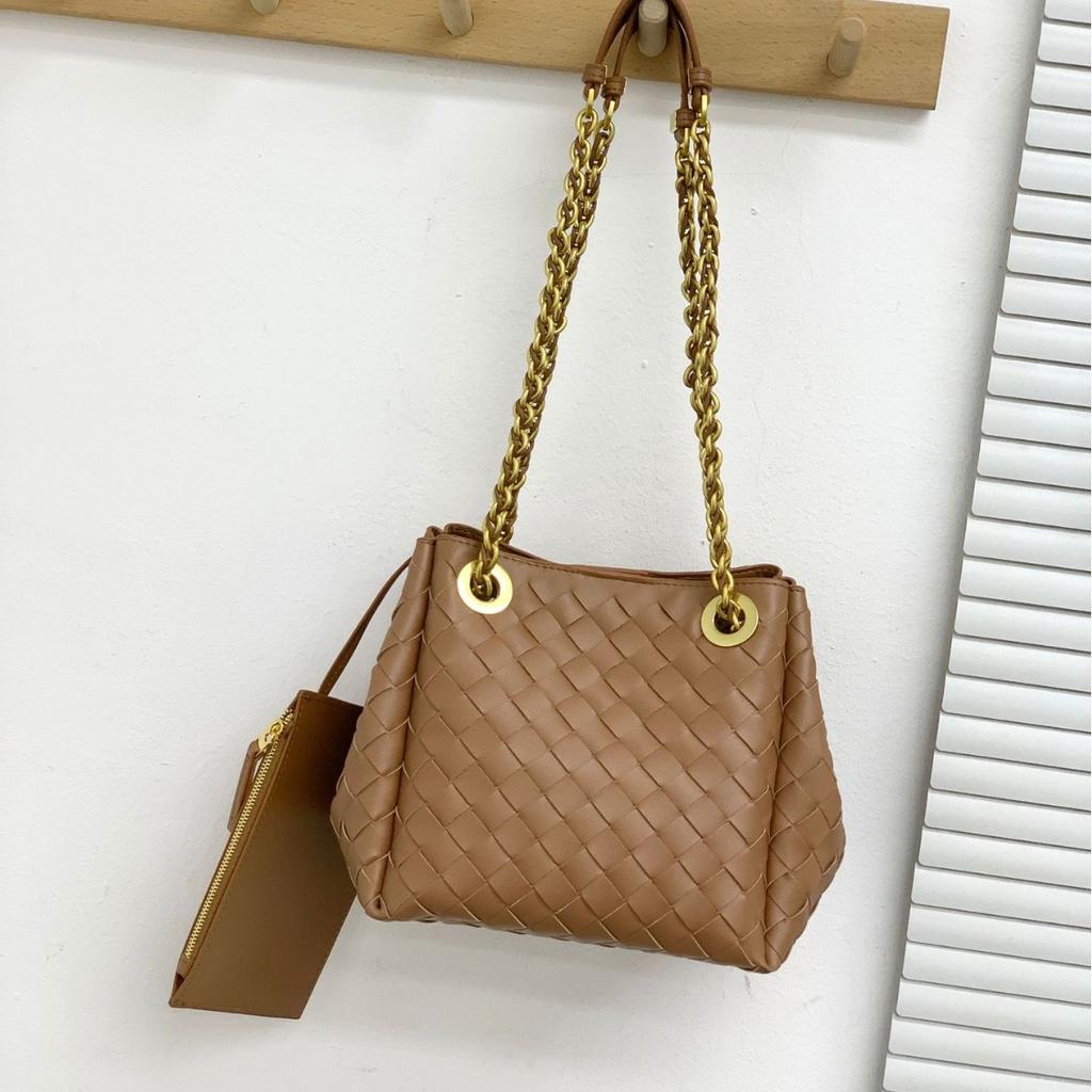 2025 New women's chain parachute bag handmade leather woven bag versatile commuter shoulder messenger bag tide