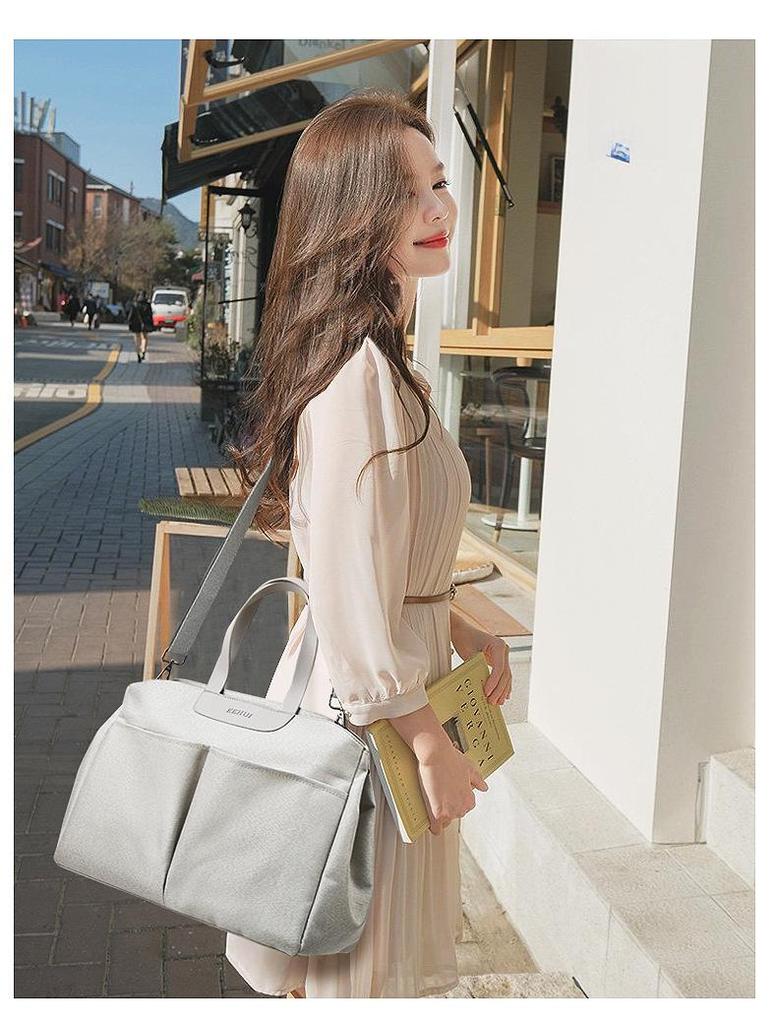 Modische multifunktionale Mamatasche: Isolierte Wickeltasche zum Tragen in der Hand, als Schultertasche oder als Messenger-Tasche für Mutter und Baby