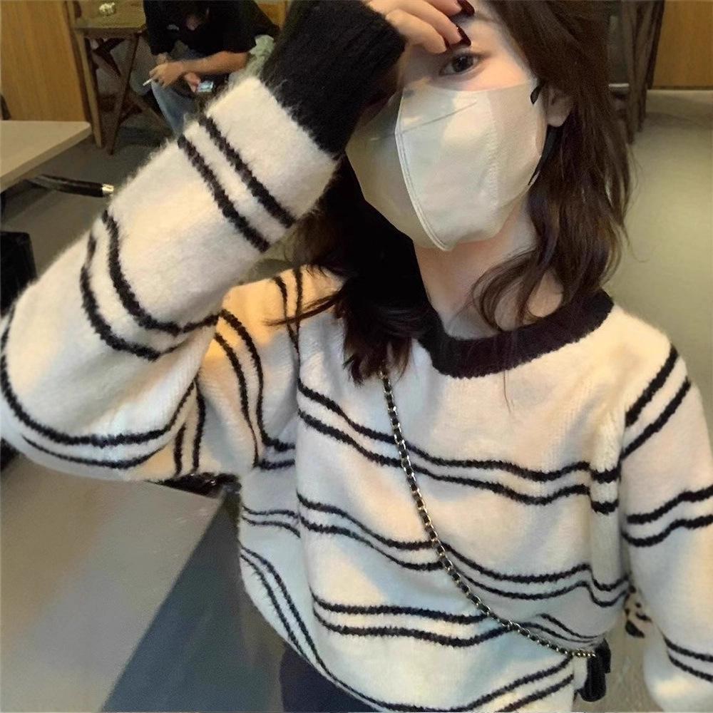 New Retro Striped Round Neck Sweater - Soft, Stylish Knitwear for Autumn/Winter