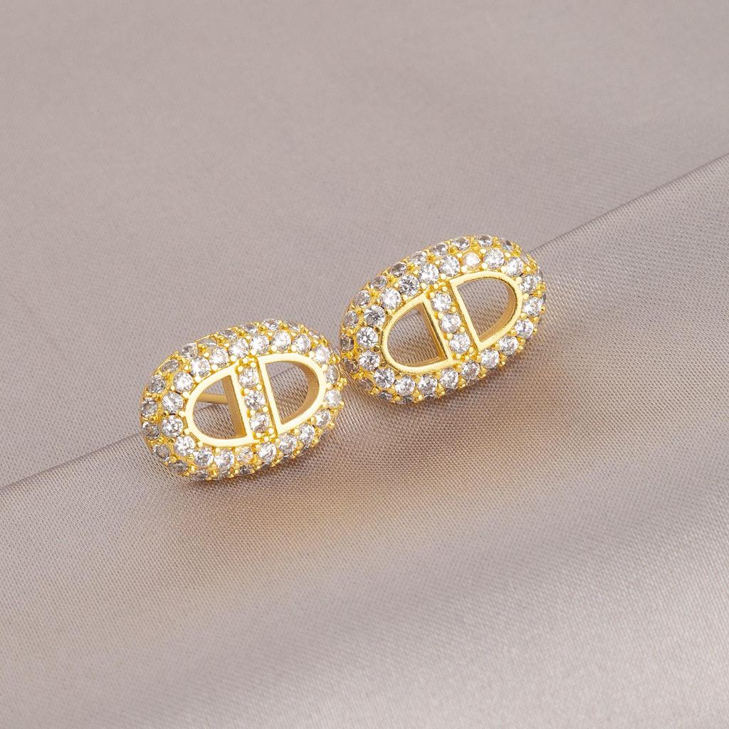 Eleganckie kolczyki sztyfty z diamentami w kształcie świńskiego noska dla kobiet - Ekskluzywny, wszechstronny design w modnym chłodnym stylu