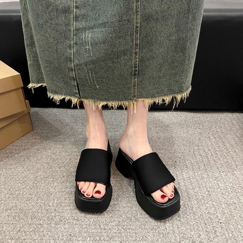 Wind thick bottom cool slippers women's 2025 summer small slippers feel comfortable stepping on shit Japanese slope heel round head one-word drag
