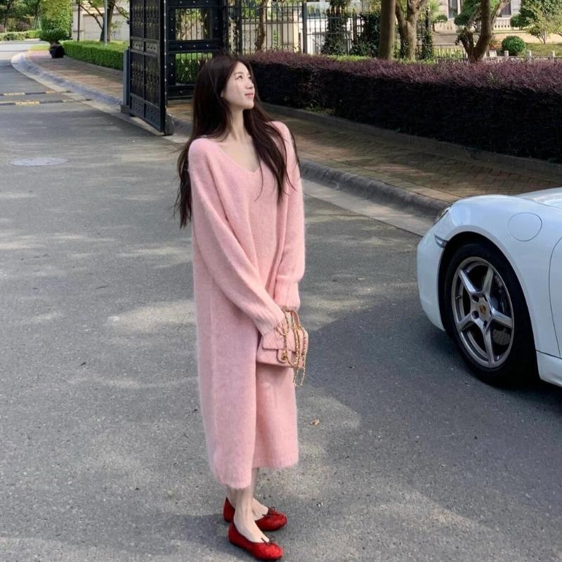 Today's fashion is beautiful and gentle, thin and meaty, high-end exquisite and beautiful pink knitted dress.