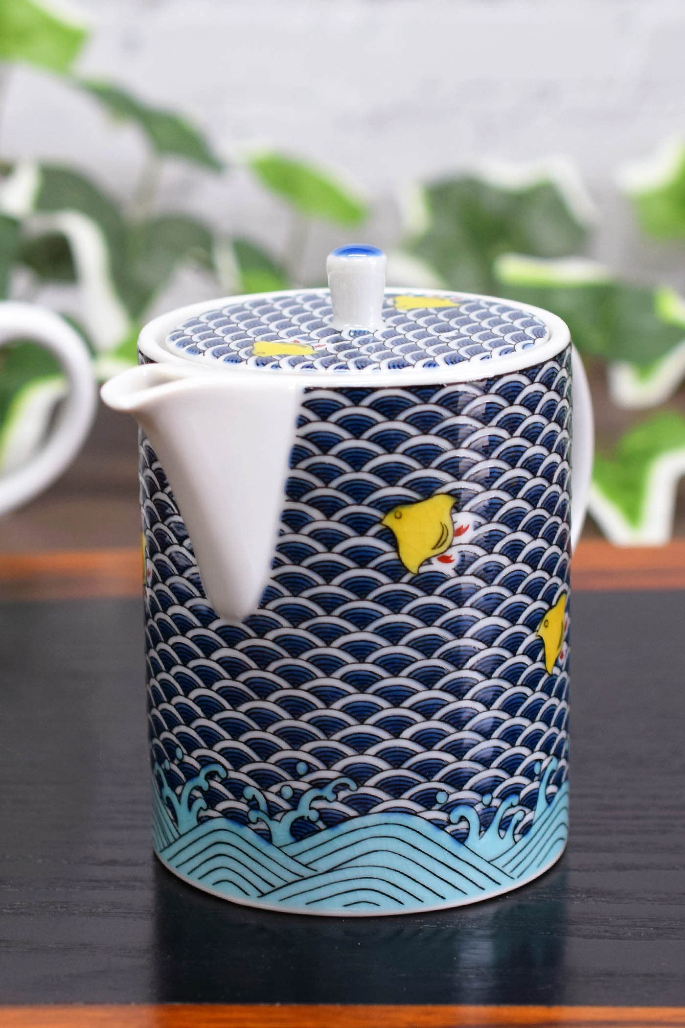 

Waza no Kura Stylish Kutani Ware Teapot with Chidori Pattern, High-Quality Japanese Tableware, Made in Japan, with Tea Strainer