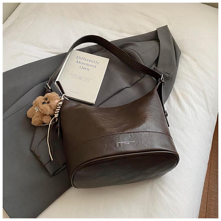 Retro temperament 2025 new daily commuting versatile shoulder messenger tote bag soft leather casual binaural bucket bag