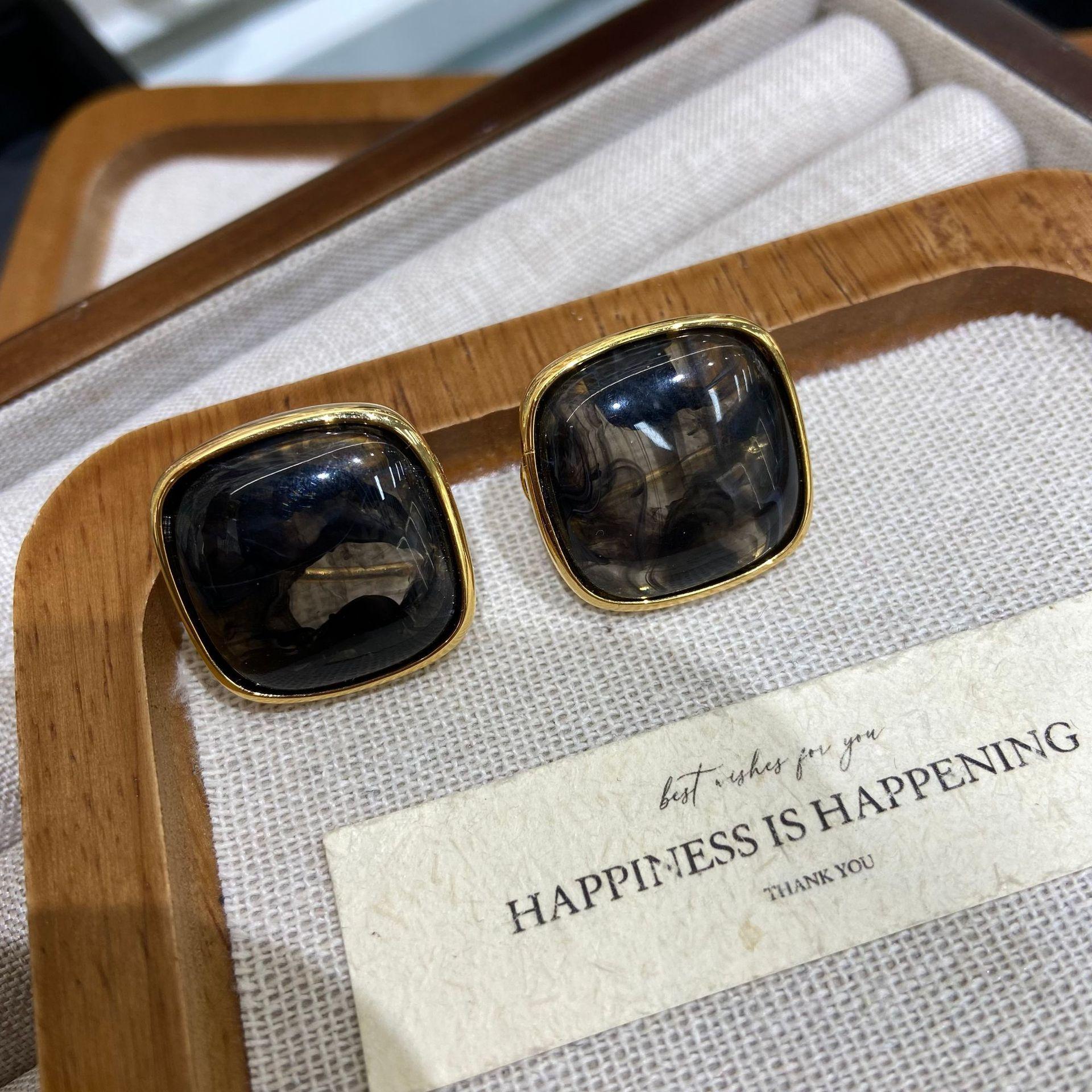 

Hong Kong Style Retro Amber Square Stud Earrings For Women, Autumn And Winter Fashion Design Earrings