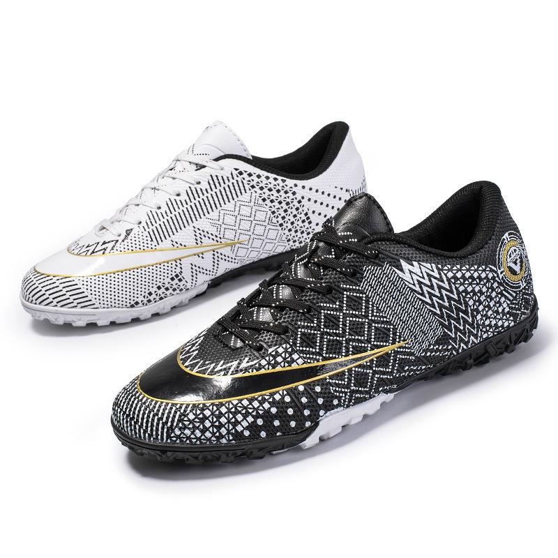 

Vibrating football shoes boys and girls rubber broken nails low-top mandarin duck black and white football training shoes one piece 2025 45