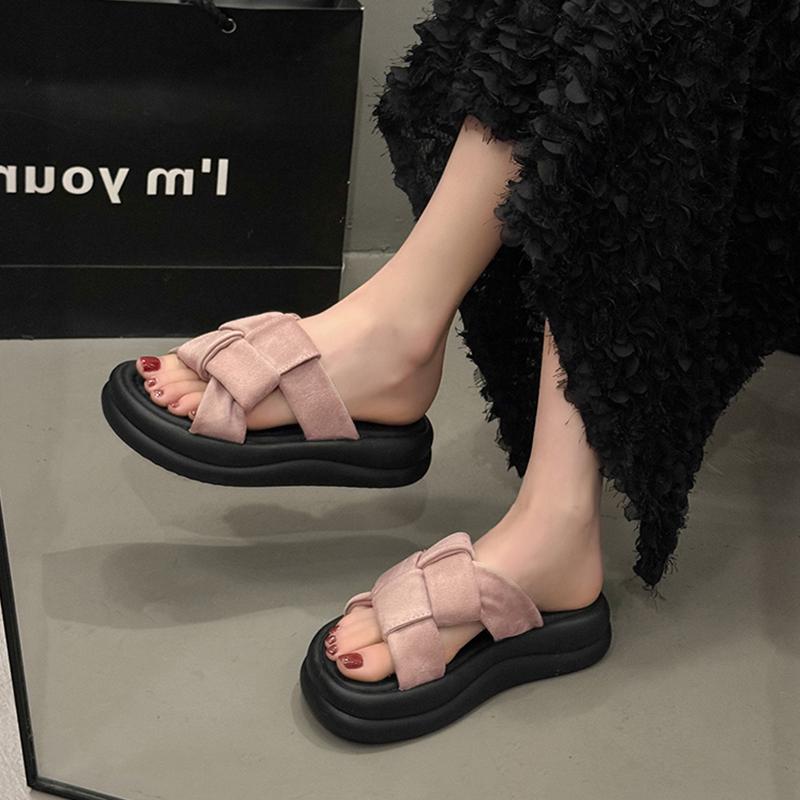 Fashion Shoes Woman 2025 Slippers For Swimming Pool Luxury Slides Pantofle Platform Beach Designer New Fashion Scandals House Slippers P