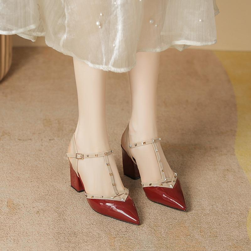 Nieten High Heels neue hohle mittelhohe bequeme Braut Einzelschuhe spitze Zehenpartie Taschenkopf Sandalen Damen Sommer