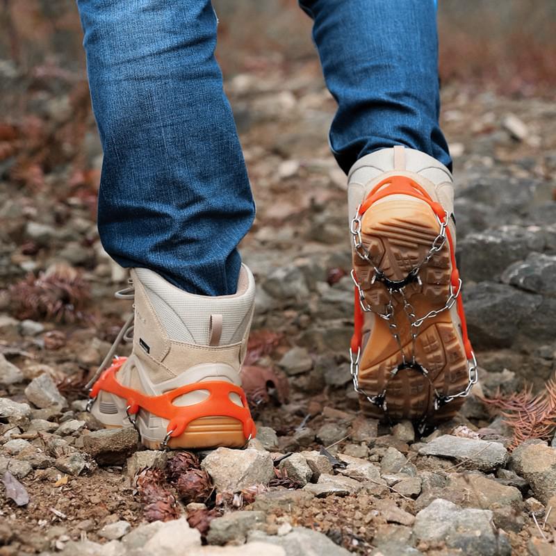 Crampones Reforzados con Bolsa de Almacenamiento: Cubrezapatos Antideslizantes de Látex Duraderos de 8 Dientes para Superficies Lluviosas, Rocosas y Nevadas.