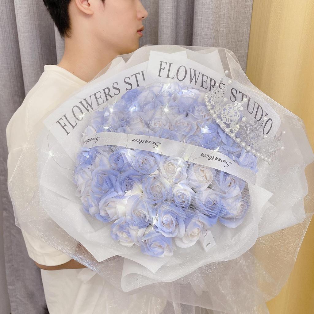 Seifenstrauß mit blauen Rosen in Crushed-Eis-Optik – Valentinstags- oder Geburtstagsgeschenk für Freund/Freundin