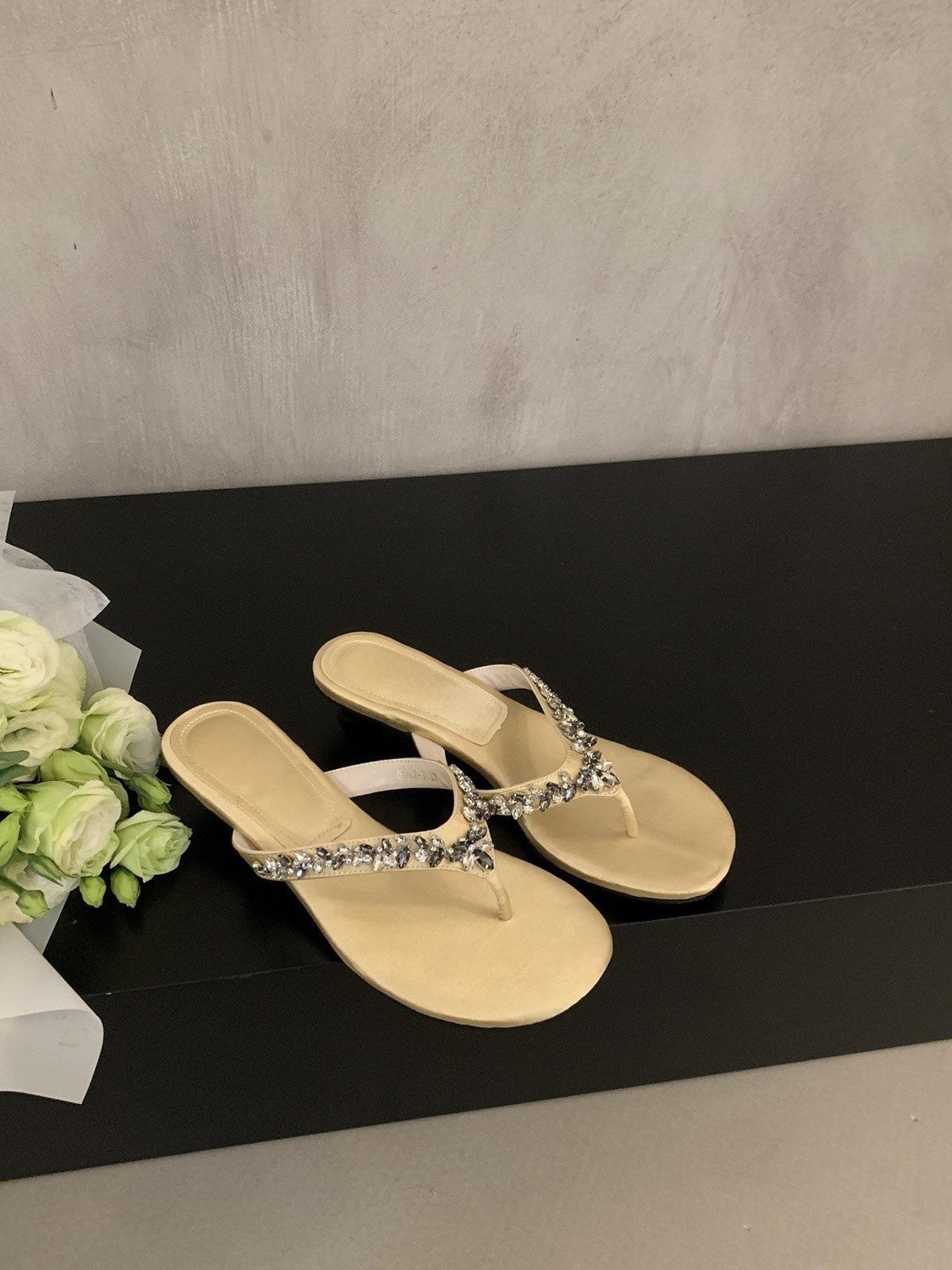 

Стразы крутые тапочки женские новые специальной формы каблук шлепанцы круглый носок с открытым носком на высоком каблуке 39 жёлтый