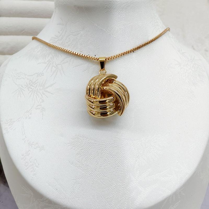 Elegant European & American Luxurious Geometric Twist Earrings & Necklace Set