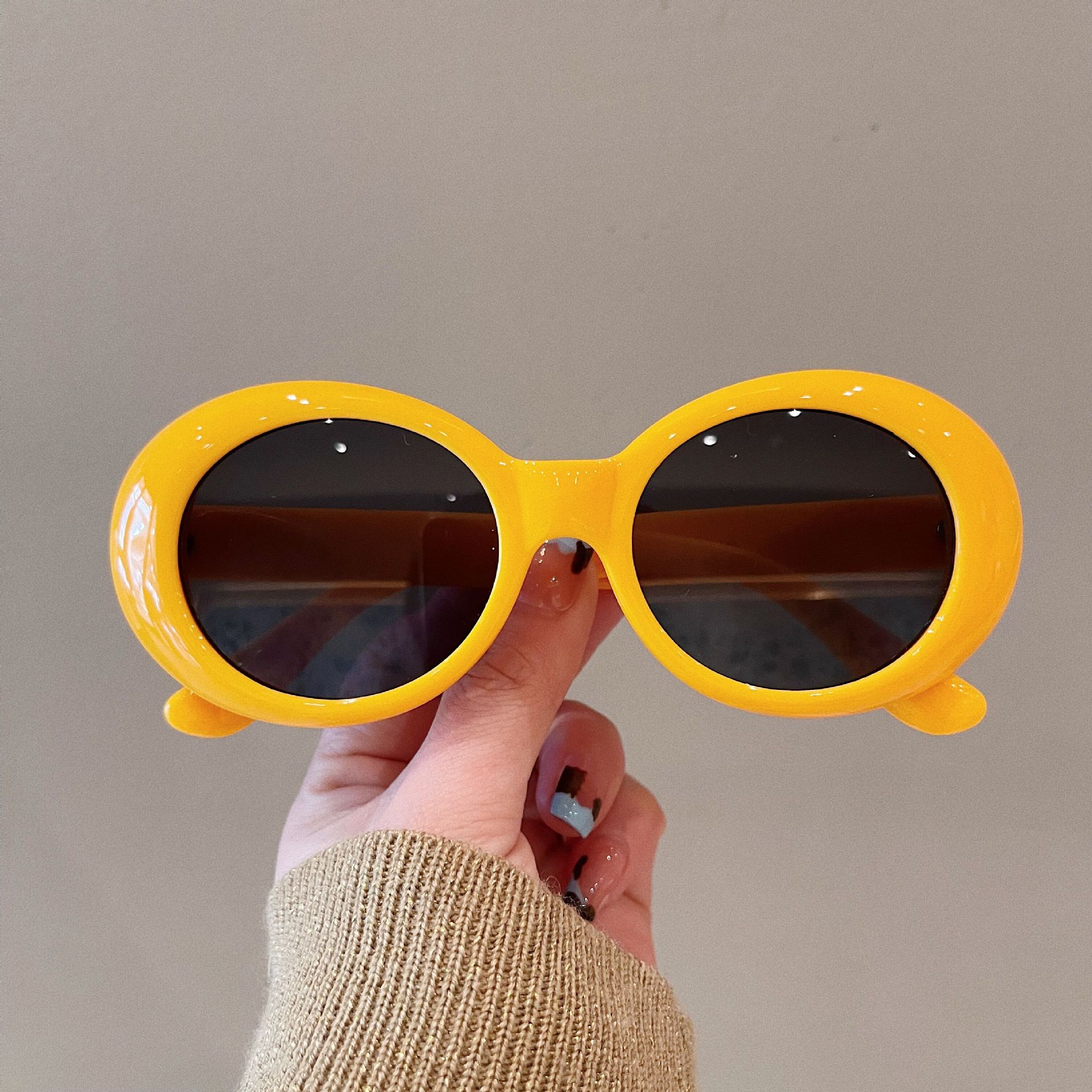 Óculos de Proteção 2025 Óculos de Sol Ovais Femininos Modernos Quentes Vintage Retrô Óculos Femininos Branco Preto UV amarelo