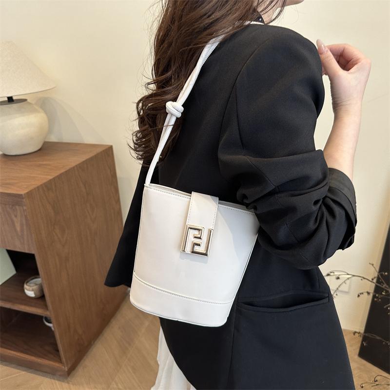 High-end niche design bag women's 2025 new fashionable and versatile one-shoulder crossbody bag commuter bucket bag