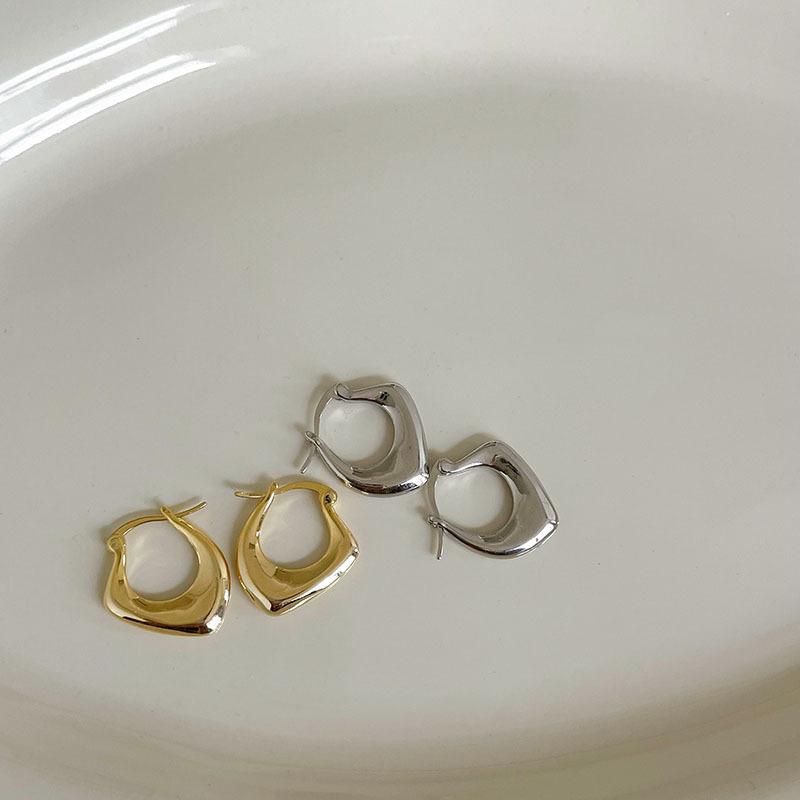 Retro Geometric Metal Earrings Women'S Niche Design Sense Unique Love Ear Buckle Trend Stud Earrings