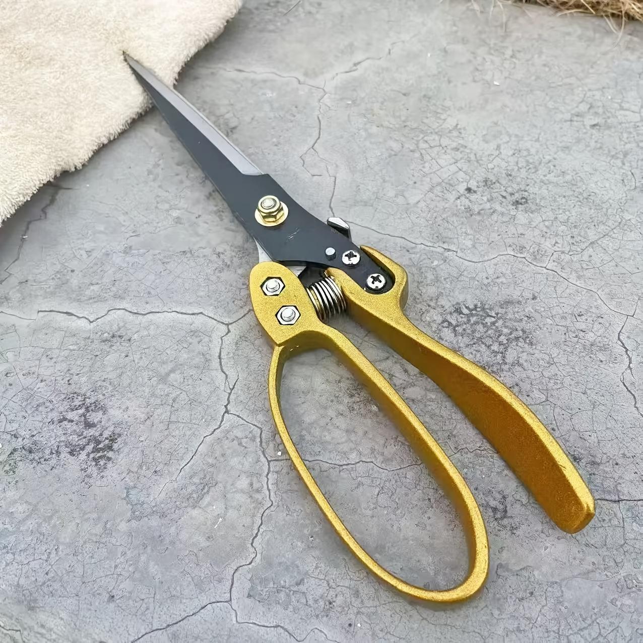 

Самые продаваемые многоцелевые ножницы: Большой размер для стрижки шерсти домашних животных, домашнего использования, ухода за газоном, острая марганцевая сталь с эргономичной конструкцией рукоятки золотистый