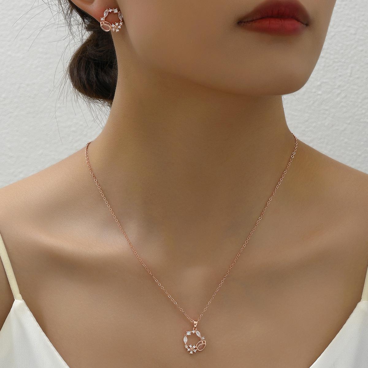 

Корейская версия Корейский маленький свежий и сладкий набор серег и ожерелья простые серьги-гвоздики с инкрустацией цирконами нишевый дизайн цепочка для ключицы