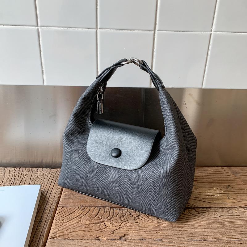 Popular portable small bag women's new fashion shoulder dumpling bag commuter messenger bag