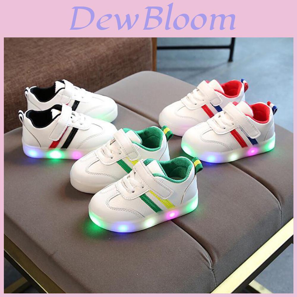 Opvallende sneakers voor peuters met een uniek gestreept design en led-lampjes.