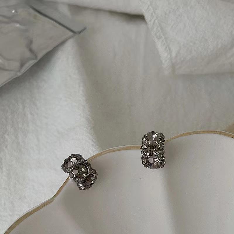

Japan and South Korea exquisite stud earrings flash dark night Berlin gray earrings niche design sense explosion high-end sense серый
