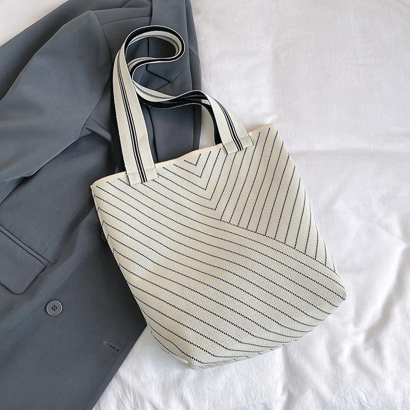 Fashionable Large Capacity Tote Bag For Women Summer Commuter Bucket Design