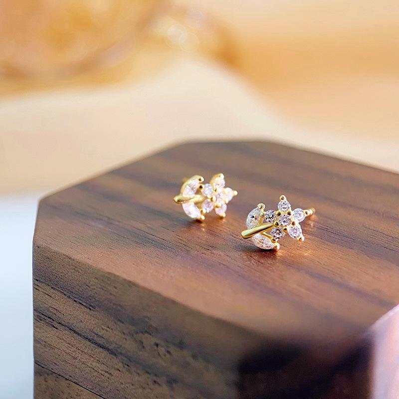 

Изысканные, свежие цветочные серьги для женщин, новые нишевые дизайнерские легкие роскошные серьги