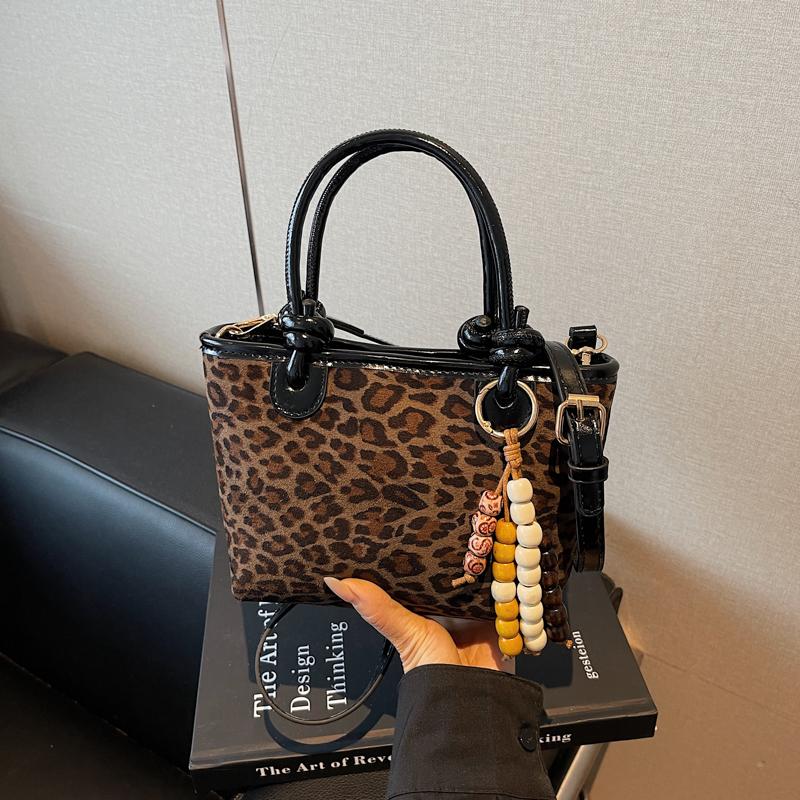Fashionable Leopard Shoulder Bag Crossbody Handbag Matte Single Strap Handbag Versatile Design for Young Adults