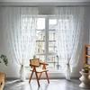 Francouzské pastorační krajkové průsvitné závěsy do obývacího pokoje, ložnice, na balkon a do arkýřového okna, polozatemňovací síťované závěsy s volánkovým lemem