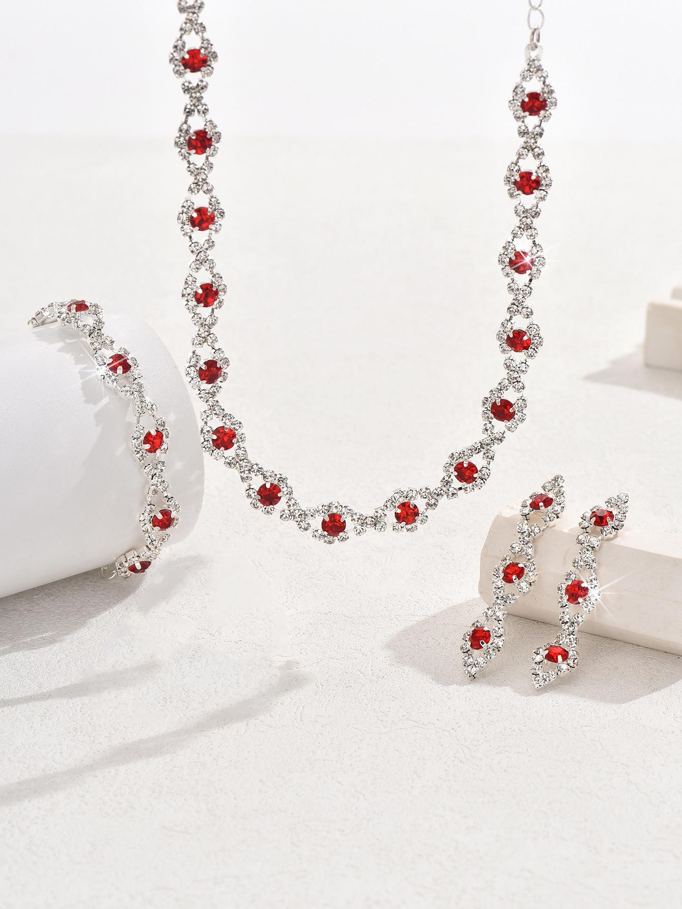 

Геометрический комплект свадебного колье и серег с бриллиантами - Элегантные свадебные аксессуары