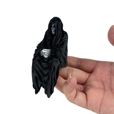 Statue de la Faucheuse Halloween Robe Longue Figurine Squelette Assis Ornement de Table Gothique pour Maison Jardin Bureau Décor d'Étagère à Livres