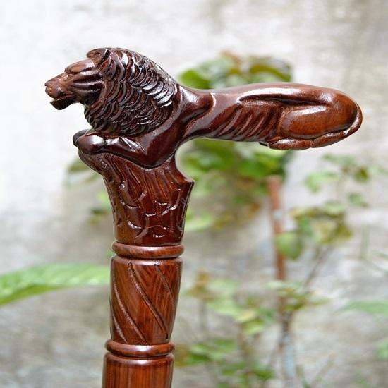 Lví dřevěná vyřezávaná vycházková hůl Elegantní ručně vyřezávaná dřevěná hůl se složitým designem