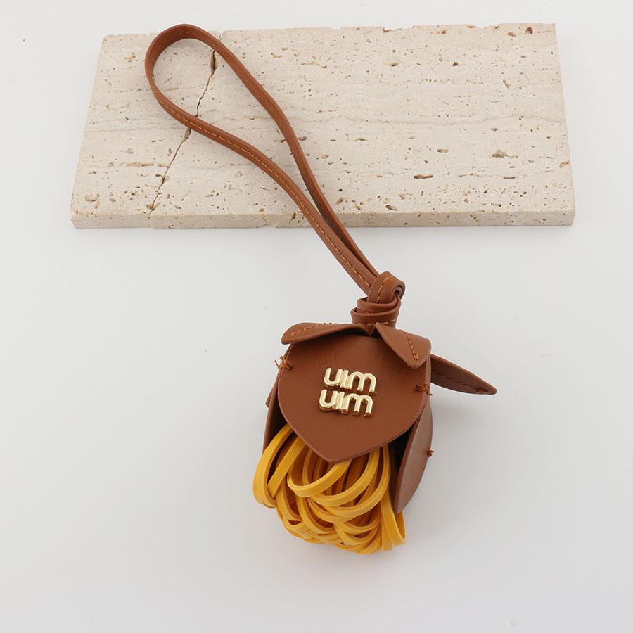 

«Натуральная кожаная подвеска-цветок на шнурок для автомобиля или сумки» темно-коричневого