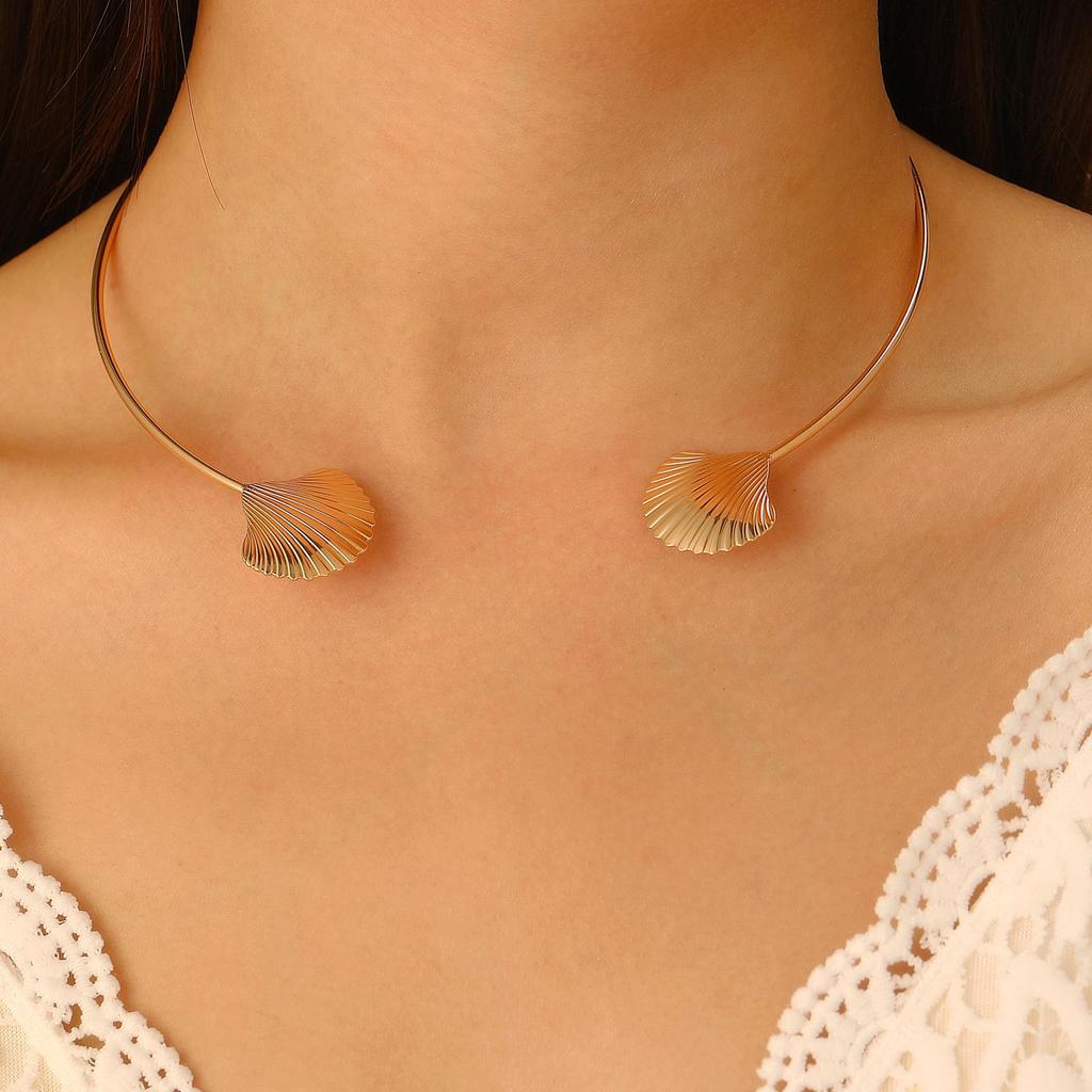 Elegantes geometrisches Wellen-Choker: Europäische & Amerikanische Halskette für Frauen