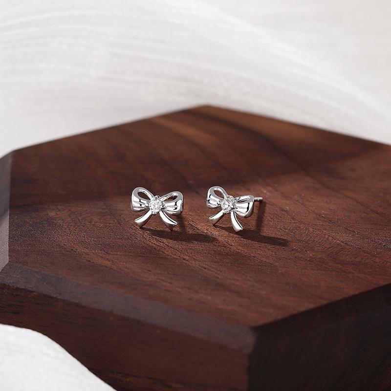 Süße, mit Diamanten besetzte Schleifenohrringe für Damen mit reinem und vielseitigem Design und frischen Ohrringen