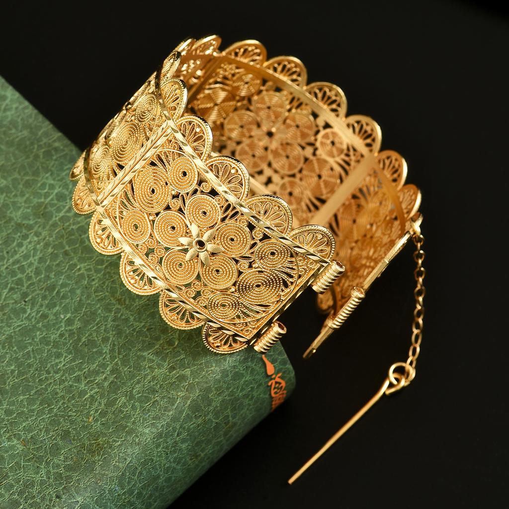 Bracelet de mariée algérienne Bijoux avec motif de pièce de monnaie graphique Napoléon Finement sculpté, Un accessoire de poignet pour robe de mariée corsage