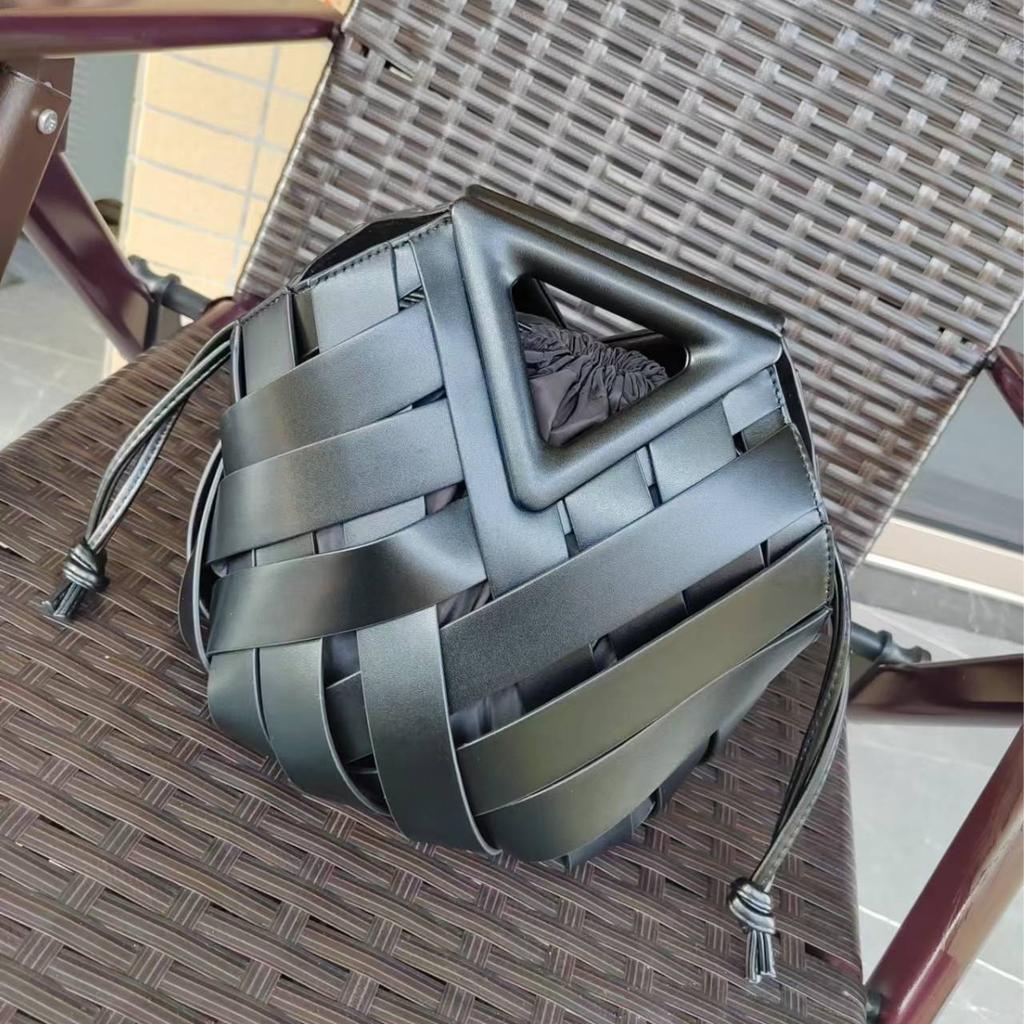 Vegetable Basket Women'S Bag Niche Design Temperament High-End Fashion Inverted Triangle Portable Woven Bag