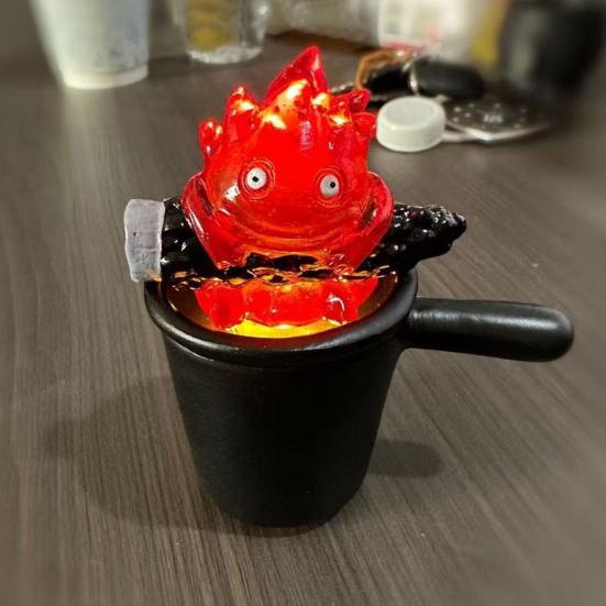 Rozkošná lampička Calcifer, soška, noční světlo, kreslený tvar, teplé oranžové světlo plamene, dekorace do ložnice, kanceláře