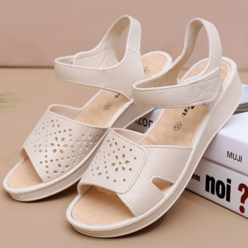 Sandals for Middle-aged and Elderly Women In Summer Fashionable, Non Slip Flat Bottomed New Style for Wearing on The Outside