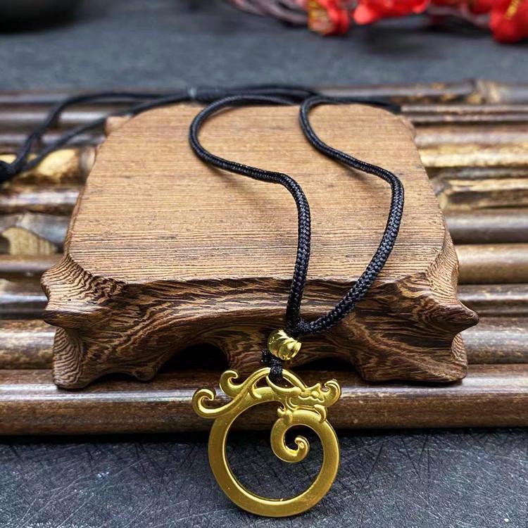 Vietnamesischer Sandgold Buddha Anhänger: Vergoldetes Maitreya Flammen Design