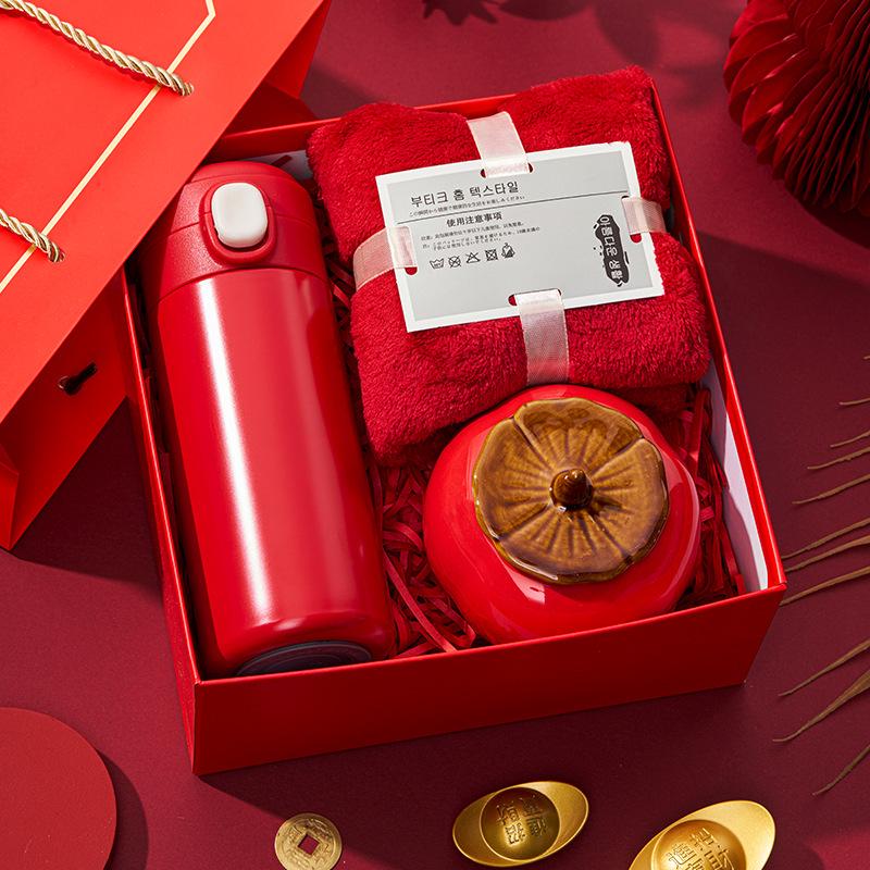 Employee and Client Gifts: Practical Souvenirs for Annual Meetings, New Year, and Weddings