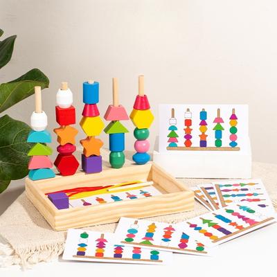 Mehrfarbiges fünfspaltiges Holz-Säulen-Set für Kinder, Regenbogen-Schnurperlen, geometrisches Zuordnen, kognitives Steck-Lernspielzeug