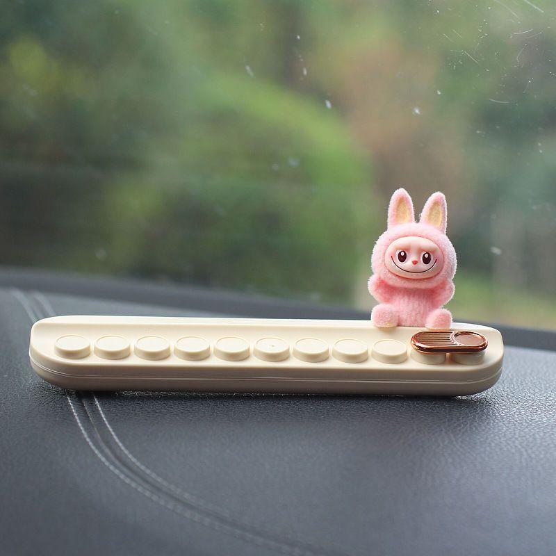 

Плюшевый Лабубу Табличка с номером временной парковки Лабубу 2025 Новая кукла Автомобильный знак для мобильного телефона Украшение розовый