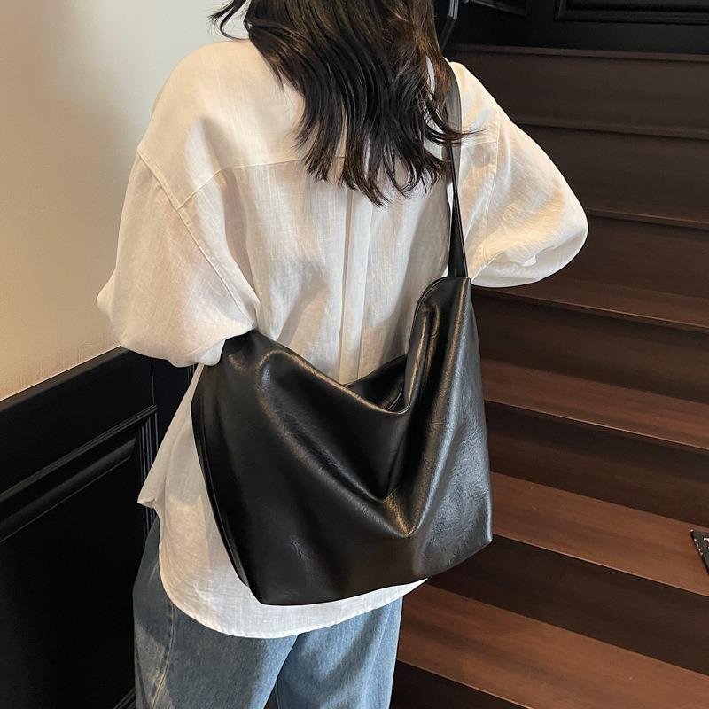 High-end Big Bag Women's New Fashion Versatile Shoulder Bag Large Capacity Commuter Messenger Dumpling Bag