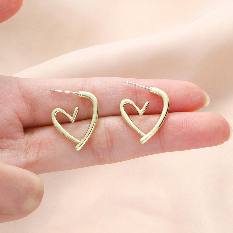 Vintage Gold Heart Dangle Earrings - Simple, Versatile, and Trendy Ear Cuffs