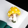 Urocza Broszka Perłowy Grzyb Odporna na Wyblaknięcie Pin do Swetra Kardiganu Akcesorium do Szalika i Mankietu Uroczy Prezent dla Przyjaciółki Kobiety