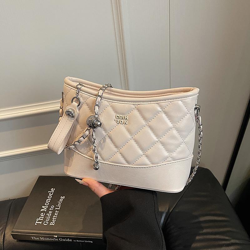 

Today s popular diamond chain bucket bag, women s fashion commuting, high-end sense versatile messenger bag